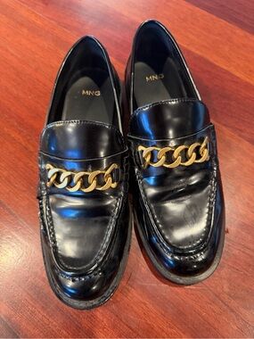 MNG Mango Black Chain Loafers Size 38 Gold Hardware Quiet Luxury Dark Academia